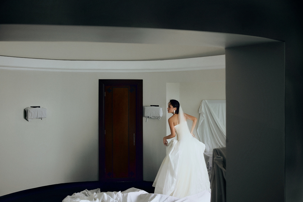 Khán giả yêu mến Hồ Thu Anh ở "Địa đạo" có lẽ sẽ bất ngờ trước sự lột xác này. Nếu trên phim, cô gắn liền với nhân vật Ba Hương – người nữ du kích dũng cảm, thì ở bộ ảnh, cô hiện lên như một nàng dâu hiện đại gắn kết với di sản.