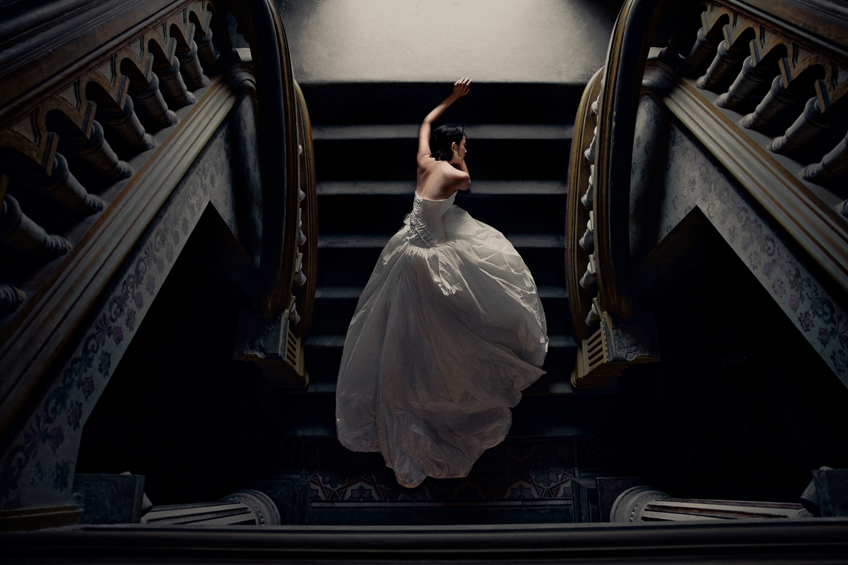 Bộ ảnh được thực hiện trong không gian giàu giá trị lịch sử như lăng Tự Đức, cung An Định – những địa danh gắn liền với kiến trúc cung đình triều Nguyễn.