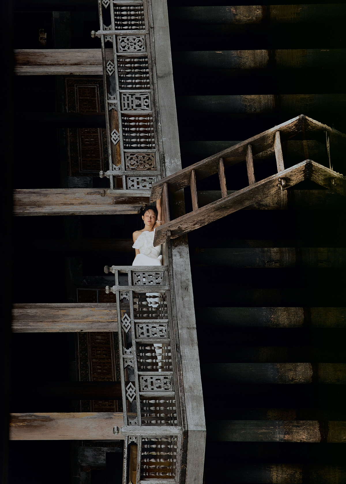 Từ người chiến sĩ màn ảnh đầy mạnh mẽ, cô hóa thân thành nàng thơ lãng mạn và quyến rũ trong những shoot hình chụp tại Huế.