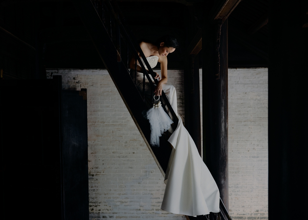 Hồ Thu Anh cho biết, mặc dù di chuyển khá vất vả, thậm chí leo bậc thang trong bộ váy cưới ôm sát cơ thể, đuôi váy dài quét đất nhưng khi ngắm nhìn thành quả, cô rất ưng ý.