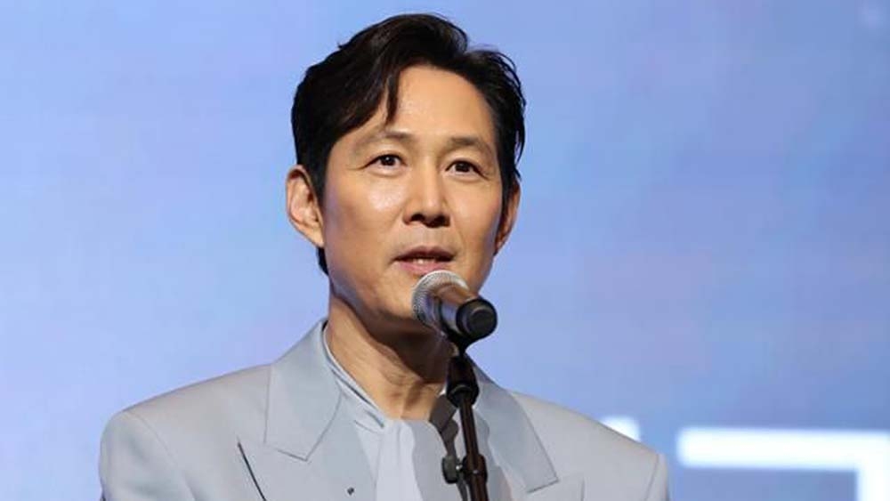 Công ty quản lý của nam diễn viên Lee Jung Jae tuyên bố sẽ có hành động pháp lý sau khi 1 fan nữ của anh thành nạn nhân của một vụ lừa đảo tình cảm sử dụng danh tính của anh được tạo ra từ công nghệ AI. (Ảnh: Koreatimes)