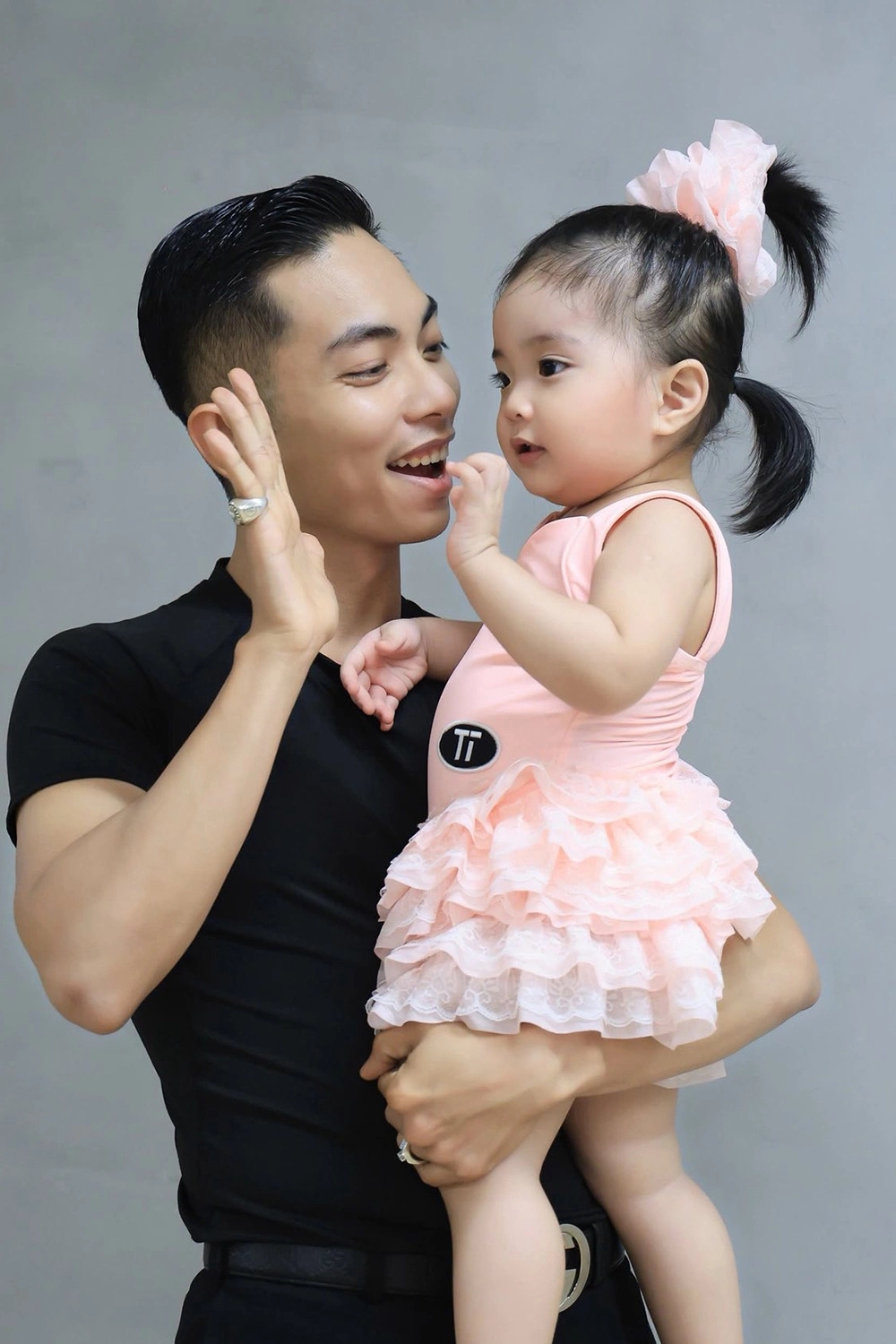 Theo Phan Hiển, Lisa chỉ cần nghe thấy nhạc là nhún nhảy. Gần đây, bé cùng cả nhà ra Hà Nội để cổ vũ bố mẹ và anh trai Kubi tại giải vô địch quốc gia.