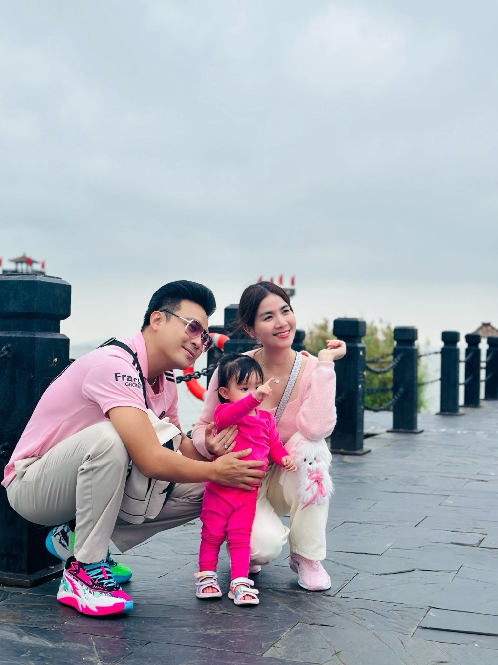 Vợ chồng diễn viên Kha Ly - Thanh Duy lần đầu cho con gái Lita xuất ngoại khi du lịch Thượng Hải.