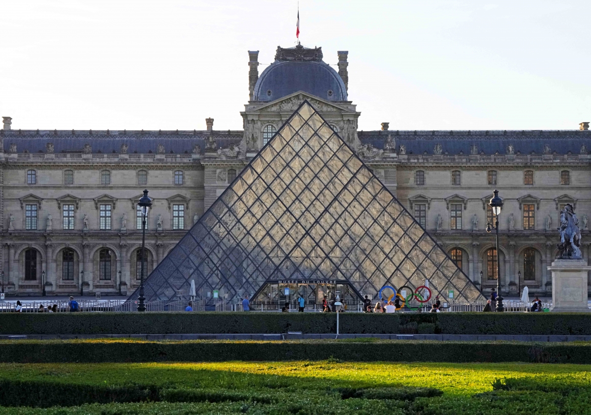 Bảo tàng Louvre hiện lưu giữ hơn 33.000 tác phẩm nghệ thuật, thu hút khoảng 30.000 khách mỗi ngày. (Ảnh: Reuters)