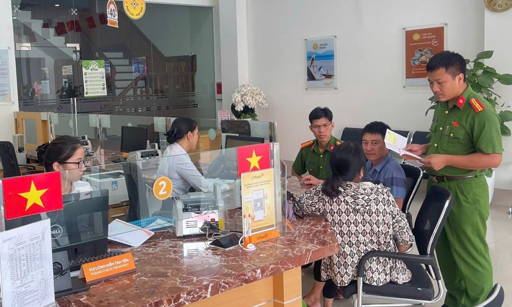 Công an xã Lục Nam tuyên truyền cho người dân về thủ đoạn của đối tượng lừa đảo trên không gian mạng