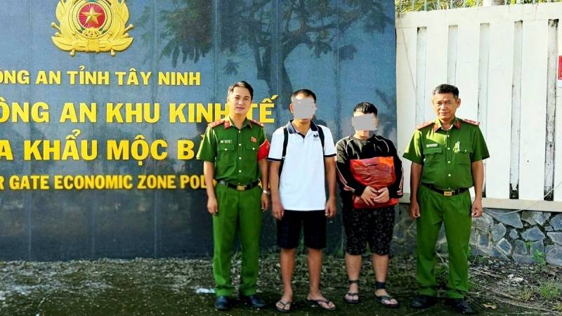 Thân nhân vào Tây Ninh đón cháu L. từ Công an: ảnh: CACC