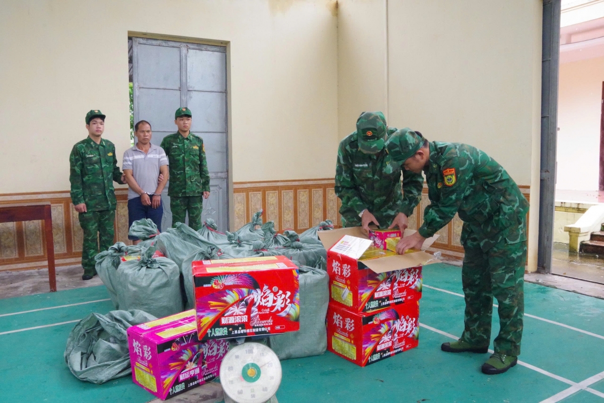 Lực lượng chức năng kiểm đếm số pháo nổ (Ảnh: BĐBP Lạng Sơn)