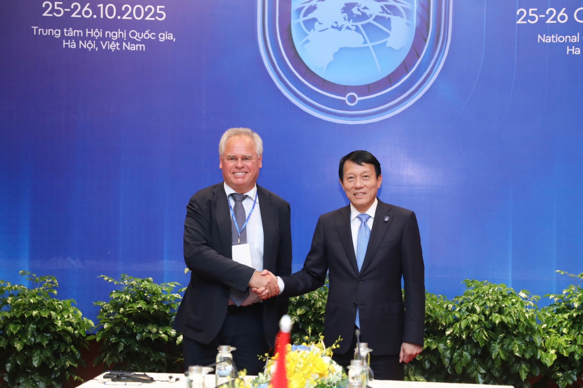 Bộ trưởng Bộ Công an Lương Tam Quang và Bộ trưởng Bộ Tư pháp Vương quốc Maroc Abdellatif Ouahbi