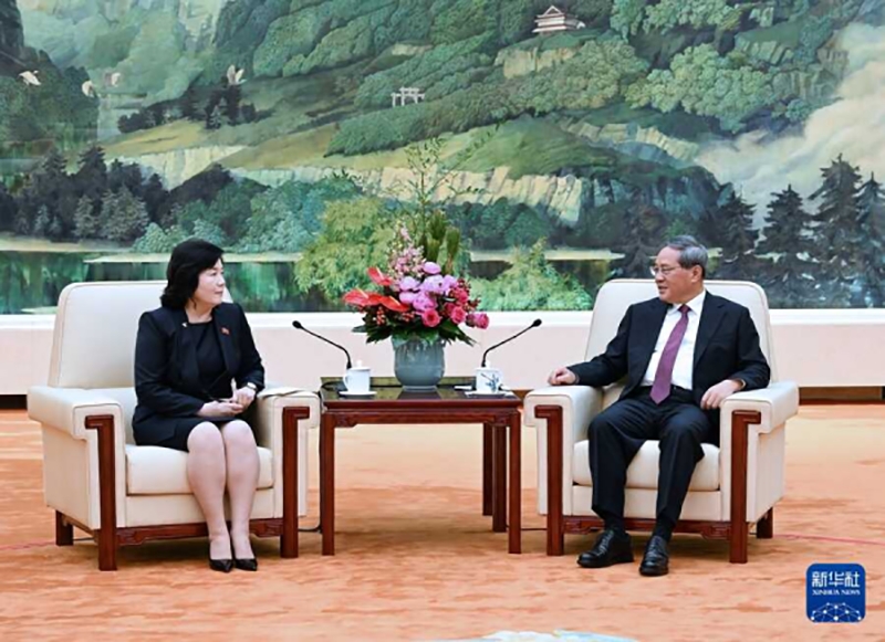 Thủ tướng Trung Quốc Lý Cường gặp Bộ trưởng Ngoại giao Triều Tiên Choe Son Hui tại Bắc Kinh ngày 29/9. Ảnh: Tân Hoa xã