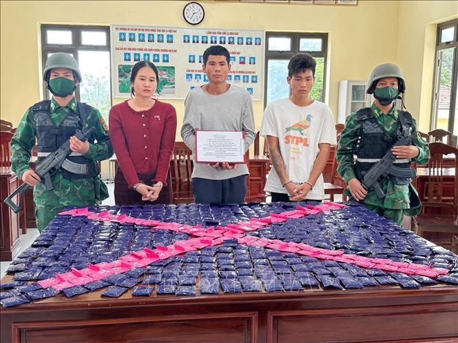 Các đối tượng cùng vật chứng thu giữ. (Ảnh: TTXVN phát)