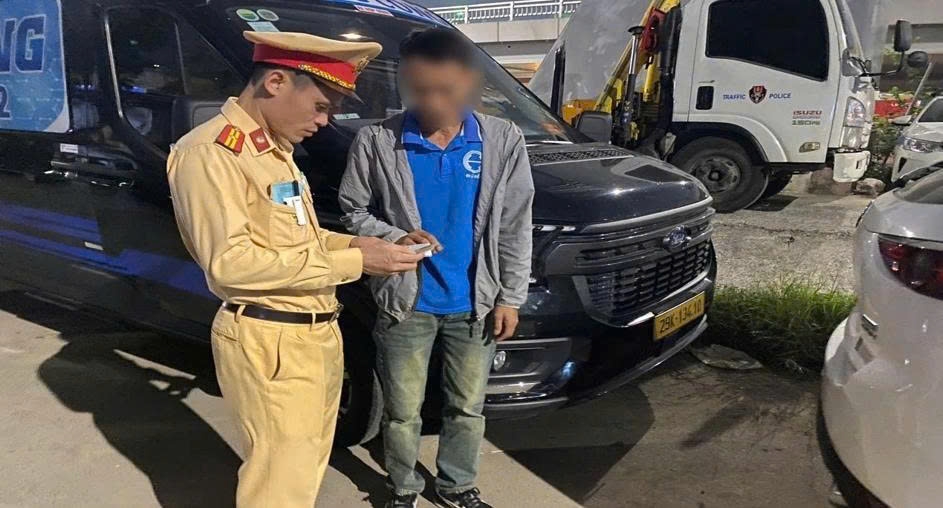Cảnh sát giao thông Hà Nội kiểm tra đối với tài xế xe Limousine