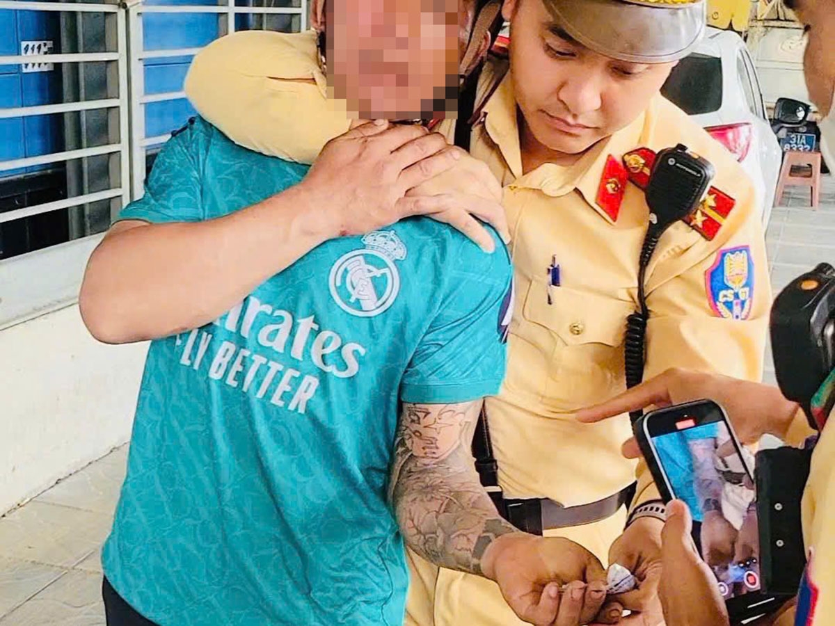 Đối tượng bị bắt quả tang cùng tang vật khi CSGT kiểm soát giao thông