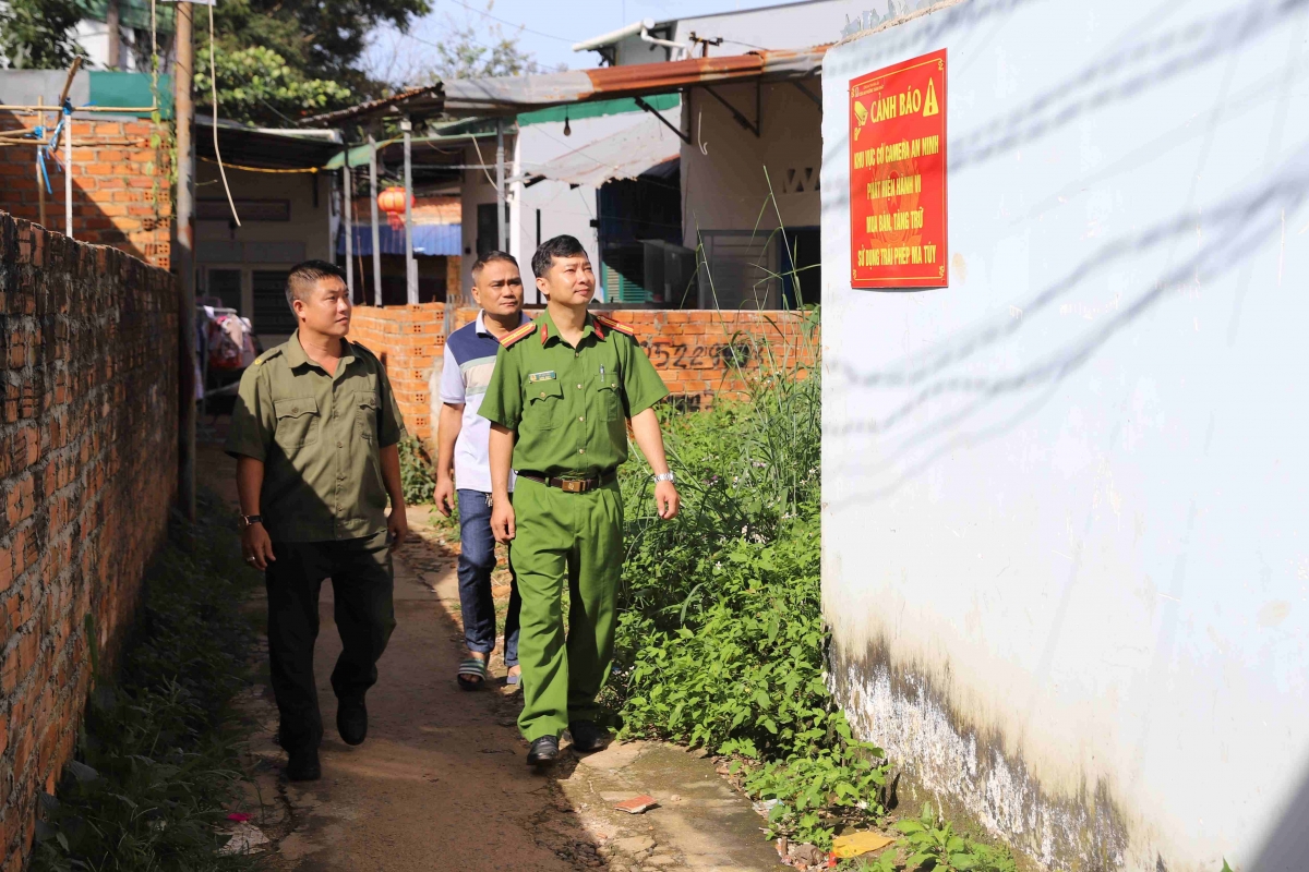 Bố trí lực lượng thường xuyên tuần tra, kiểm soát, nhằm xử lý các đối tượng mua bán, sử dụng trái phép ma tuý trên địa bàn phường Thành Nhất.