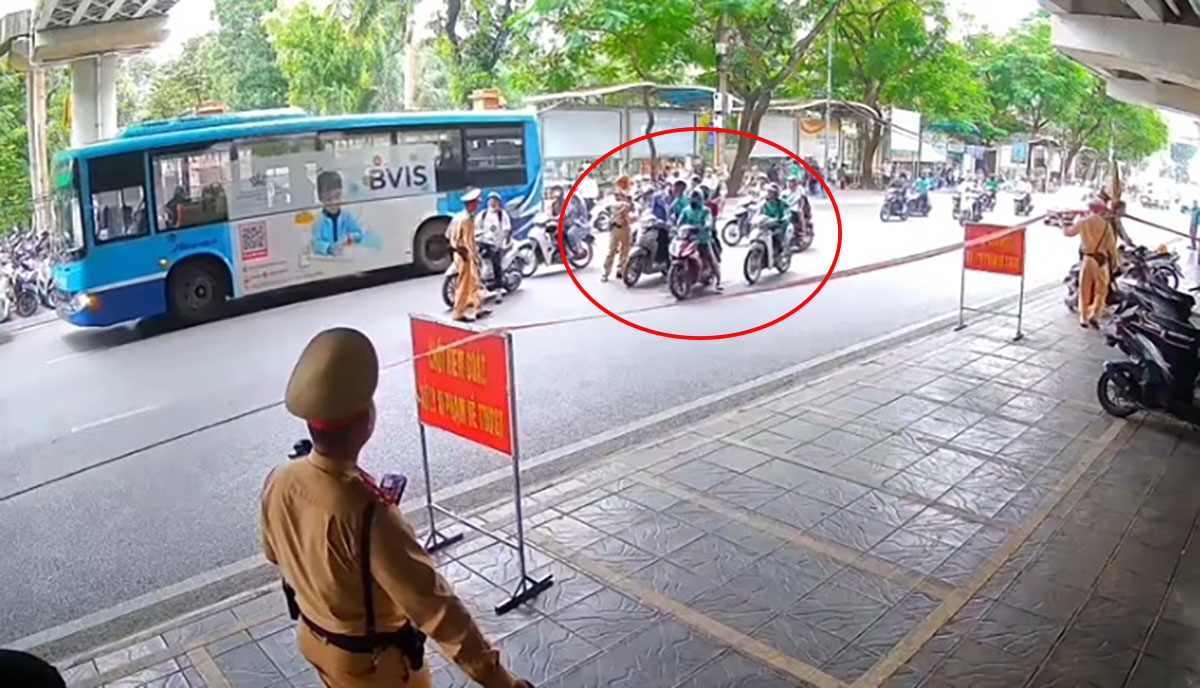 CSGT kiểm tra người và phương tiện khi kiểm soát giao thông