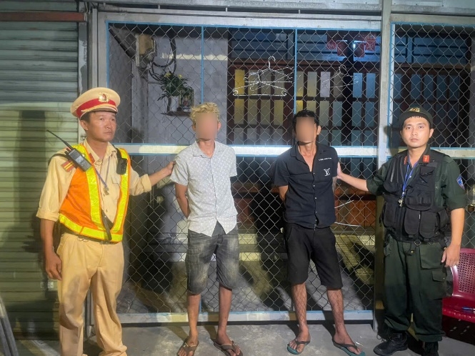 Hai đối tượng tàng trữ trái phép chất ma túy. (Ảnh: CACC)