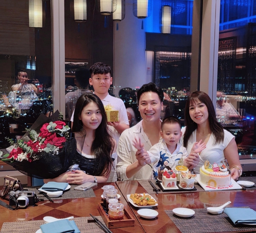 Từ khi con gái lớn bước vào cấp ba, diễn viên Mạnh Trường tự đặt ra nguyên tắc hạn chế cảnh tình cảm với bạn diễn trong phim, để không ảnh hưởng cảm xúc của các con.