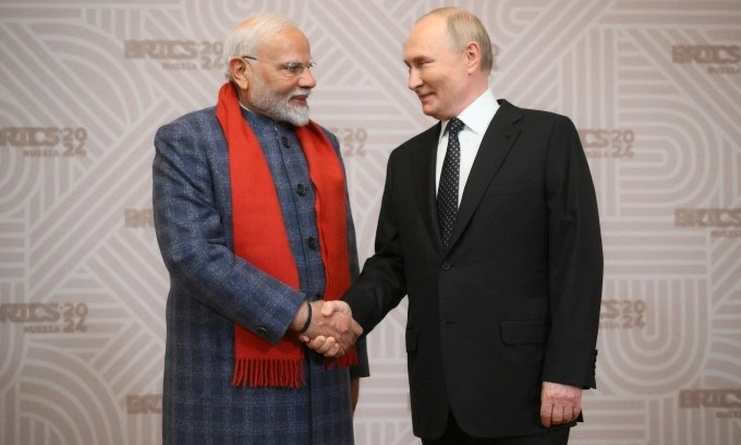 Thủ tướng Modi (trái) và Tổng thống Putin tại hội nghị thượng đỉnh BRICS ở Kazan, Nga tháng 10/2024. (Ảnh minh họa: AFP)