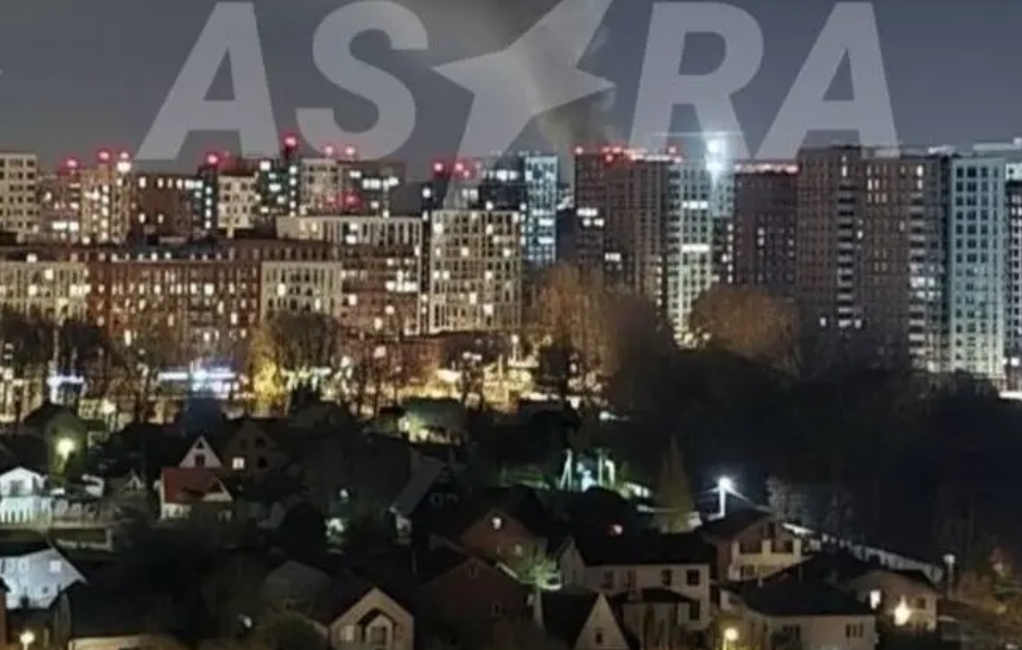 Khói bốc lên trên các tòa nhà gần Moscow trong một cuộc tấn công bằng UAV trong đêm 26, rạng sáng 27/10. Ảnh: Astra