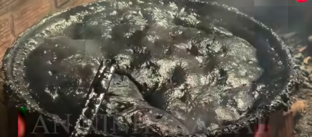 Một nguyên liệu được dùng sản xuất cà phê được phát hiện tại hiện trường.