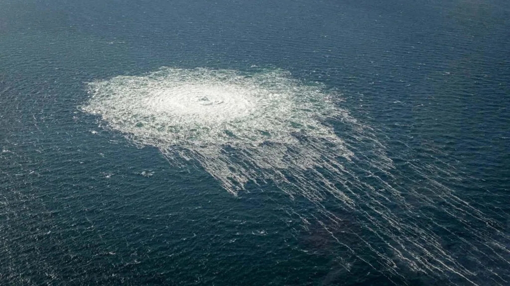 Các bong bóng khí do vụ rò rỉ đường ống Nord Stream 2 đã nổi lên trên bề mặt biển Baltic, tại khu vực có hiện tượng nhiễu động với đường kính hơn một km, gần đảo Bornholm của Đan Mạch, vào ngày 27 tháng 9 năm 2022 - Ảnh Yahoo