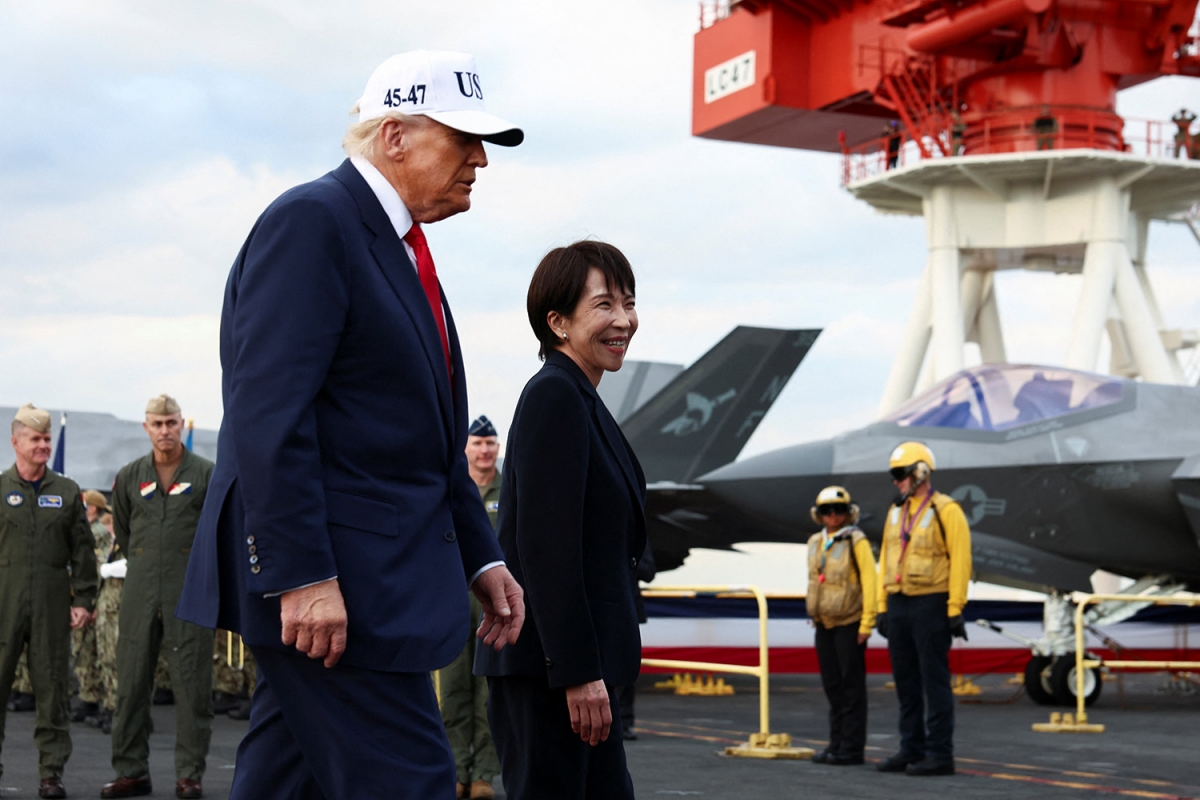 Tổng thống Mỹ Donald Trump cùng Thủ tướng Nhật Bản Sanae Takaichi trên tàu sân bay USS George Washington trong chuyến thăm căn cứ Hải quân Mỹ ở Yokosuka, Nhật Bản, ngày 28/10/2025. Ảnh: Reuters