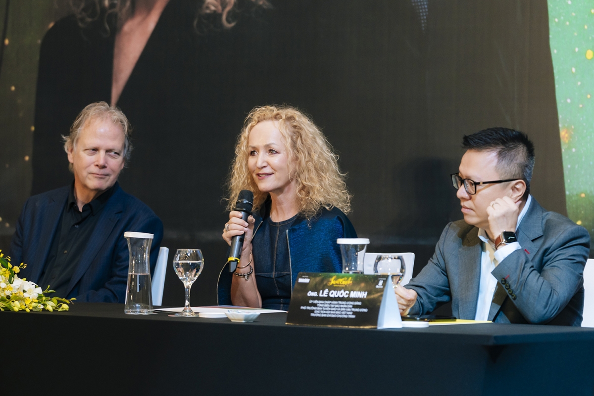 Nghệ sĩ Fionnuala Sherry