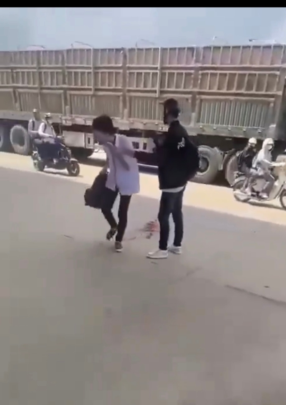 Nam sinh loạng choạng sau khi bị đâm (ảnh cắt từ clip).