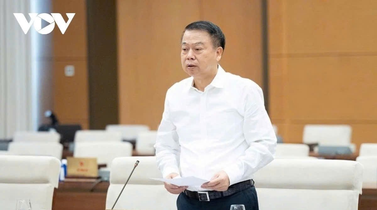 Thứ trưởng Bộ Tài chính Nguyễn Đức Chi trình bày tờ trình Nghị quyết về điều chỉnh mức giảm trừ gia cảnh 