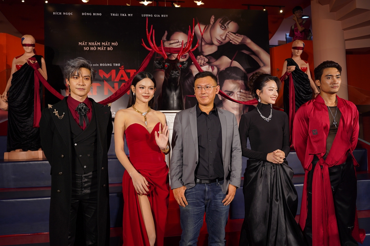 Phim “Bịt mắt bắt nai” của đạo diễn Hoàng Thơ thu hút sự quan tâm ngay từ khi ra mắt bởi câu chuyện tâm lý – giật gân cùng loạt cảnh quay táo bạo của dàn diễn viên trẻ.