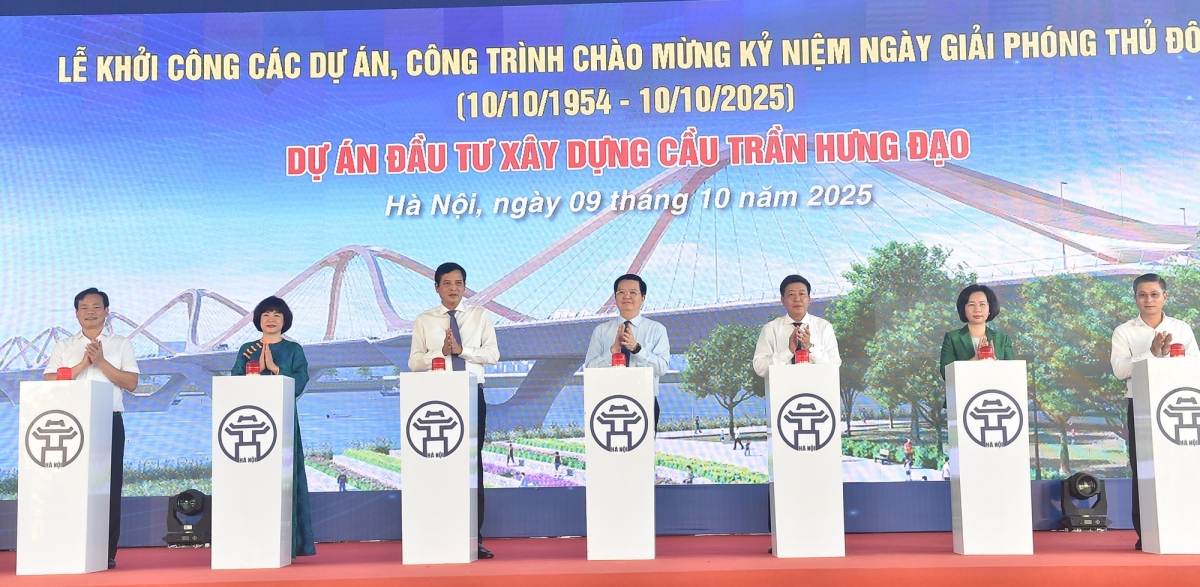 Phó Thủ tướng và các đại biểu thực hiện nghi thức khởi công. Ảnh: Giang Thanh