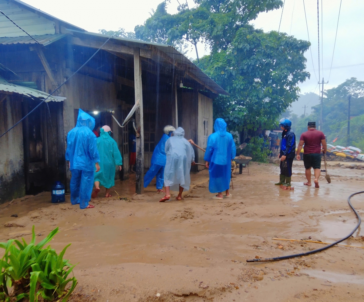 Mưa lớn gây sạt lở ở xã Nam Giang, TP Đà Nẵng (Ảnh: A Viết Sĩ)