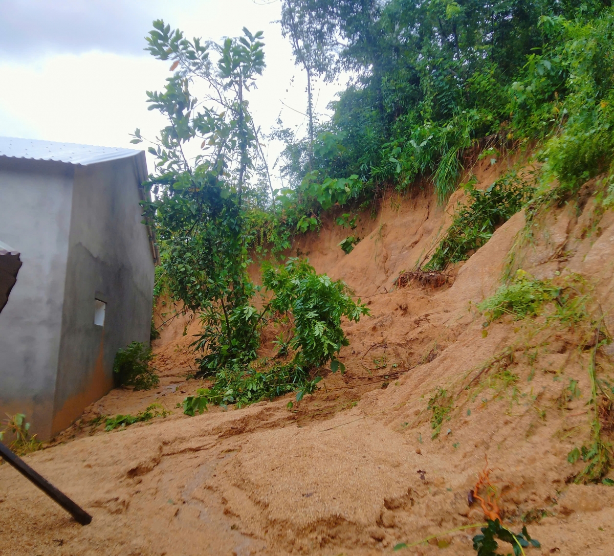 Sạt lở uy hiếp nhà dân ở miền núi Đà Nẵng (Ảnh: A Viết Sĩ)