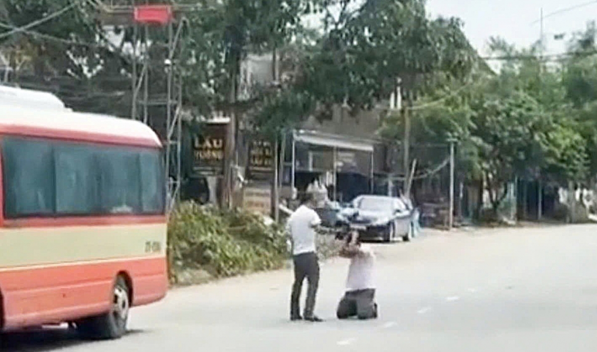 Nhân viên xe buýt bị ép quỳ, hành hung giữa đường (Ảnh cắt từ clip).