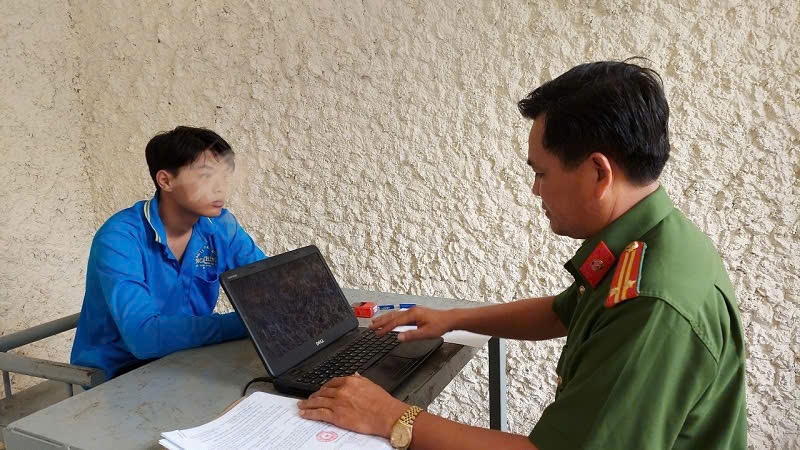 Cơ quan công an làm việc với nghi phạm cướp tài sản tại tiệm vàng. (Ảnh: CA)