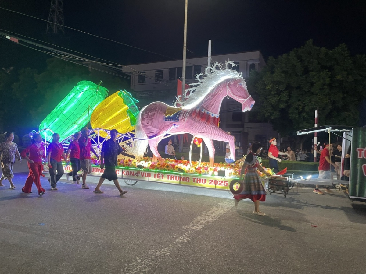 Chú ngựa kéo 2 sản vật OCCOP nổi tiếng của Bắc Kạn là Bí xanh thơm và Hồng không hạt.