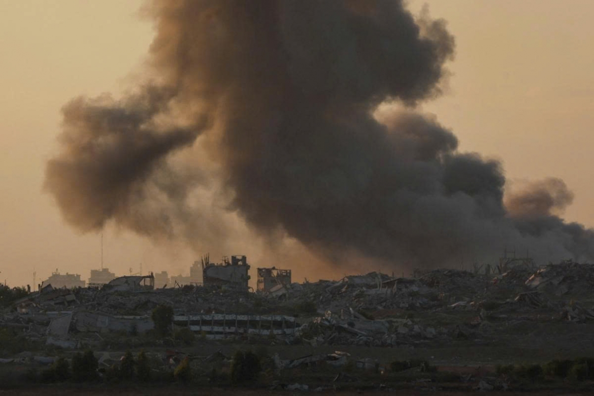 Khói bốc lên từ Gaza sau một vụ nổ. (Ảnh: Reuters)
