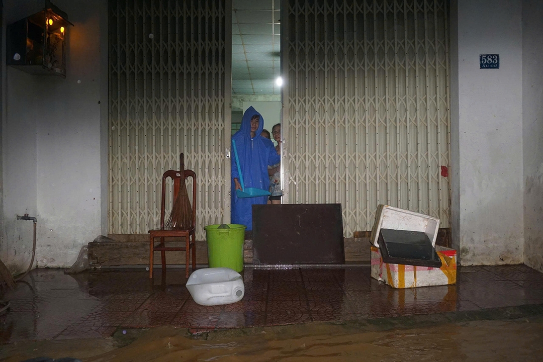 Người dân chủ động dùng gỗ chặn nước tràn vào nhà