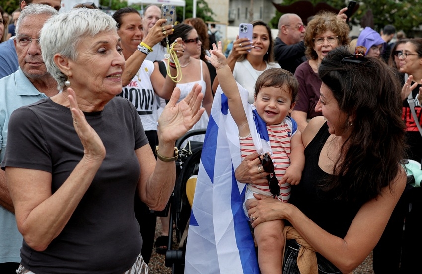 Người dân vui mừng sau khi Tổng thống Mỹ Donald Trump tuyên bố rằng Israel và Hamas đã đồng ý về giai đoạn đầu tiên của lệnh ngừng bắn. Ảnh: Reuters