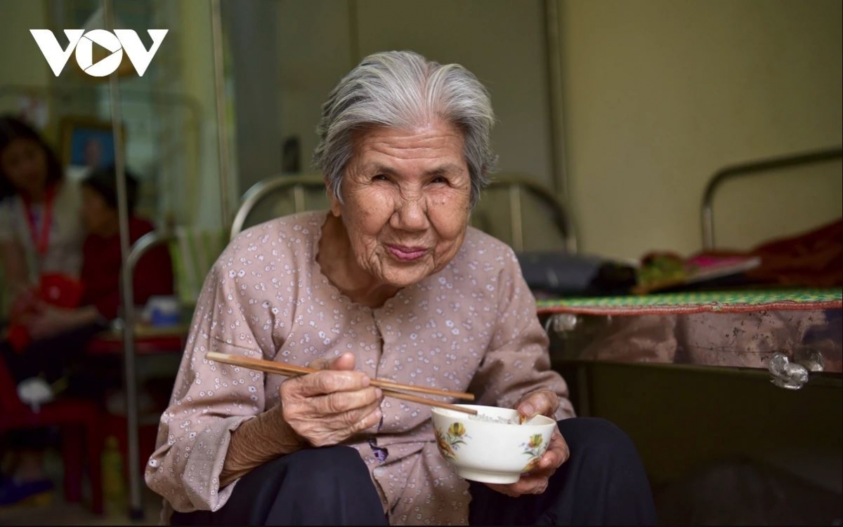 Việt Nam hiện có khoảng 16 triệu người cao tuổi là nhóm dễ bị tổn thương trong xã hội số (Ảnh minh họa)