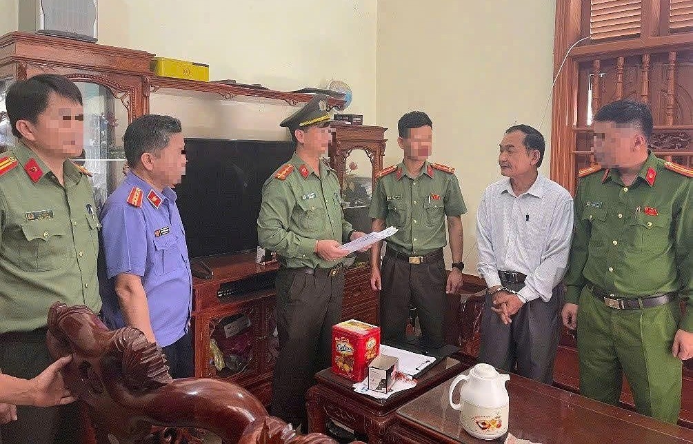 Cơ quan chức năng tống đạt Quyết định khởi tố và Lệnh bắt bị can để tạm giam đối với đối tượng Nguyễn Duy Niệm (áo trắng).