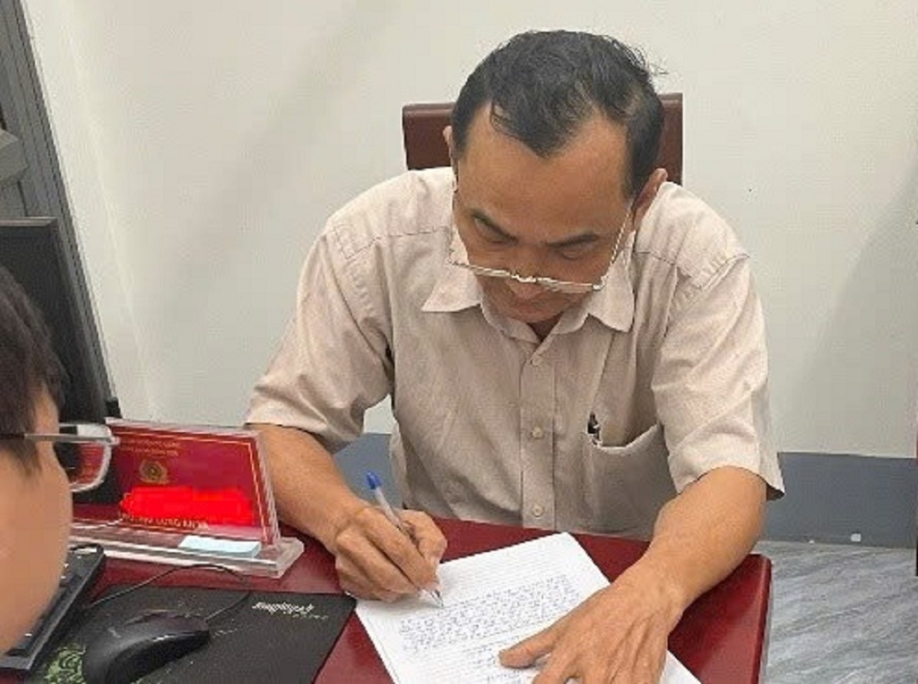 Đối tượng Nguyễn Duy Niệm tại cơ quan công an.