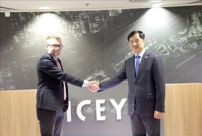 Chủ nhiệm Uỷ ban Kiểm tra Trung ương Nguyễn Duy Ngọc cùng đoàn công tác nghiên cứu, khảo sát và trao đổi kinh nghiệm tại Công ty công nghệ vũ trụ ICEYE. (Ảnh: TTXVN)