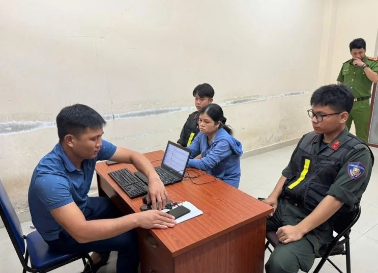 Đối tượng Nguyễn Thị Hoa Hường tại cơ quan Công an. (Ảnh: CACC)