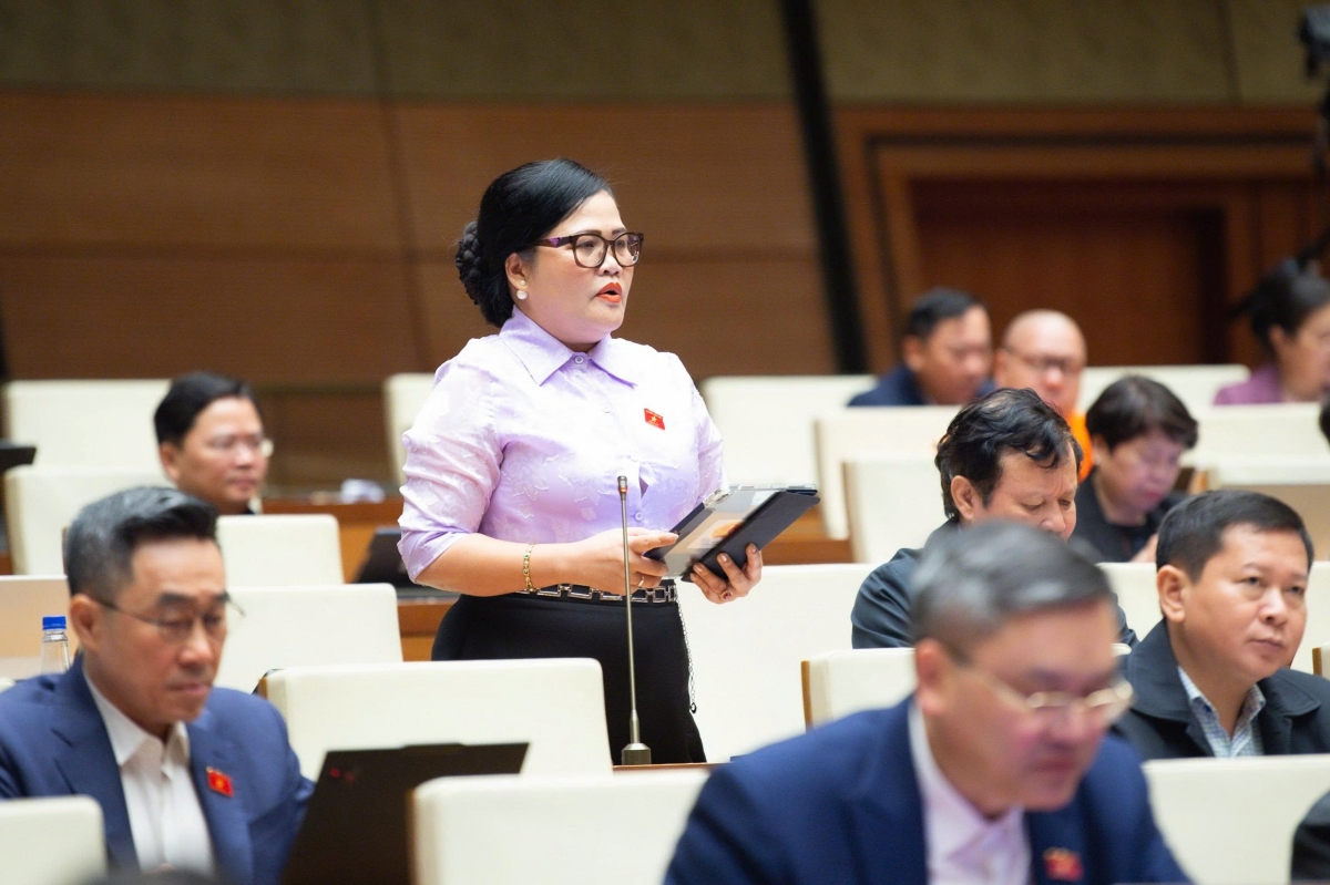 Đại biểu Nguyễn Thị Sửu (Đoàn Thừa Thiên Huế) góp ý cho dự thảo luật sáng 24/10. (Ảnh: Quốc hội)