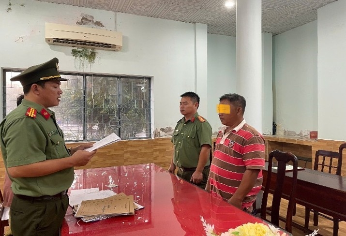 Công an tỉnh An Giang tống đạt Quyết định khởi tố vụ án, khởi tố bị can và thi hành Lệnh bắt bị can Nguyễn Văn Nhạn