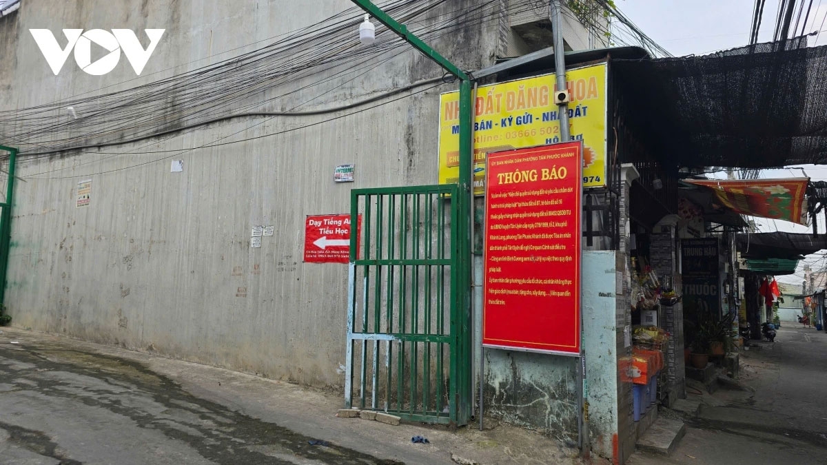 UBND phường cắm bảng thông báo ngay trước khu đất đang tranh chấp 