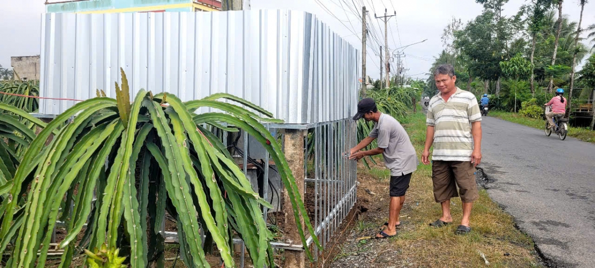 Sau khi bị mất dây cáp đồng, nhà vườn làm khung thép bao bọc bình hạ thế