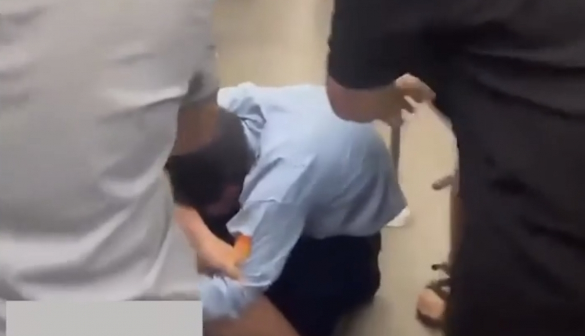 Nhân viên bảo vệ tàu Metro số 1 bị hai thanh niên liên tục dùng tay, chân đánh khiến người này ngã xuống sàn tàu. (Ảnh cắt từ video)