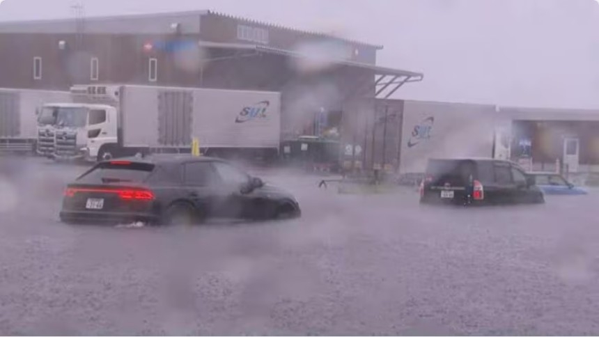 Nhiều khu vực của thành phố Sendai bị nhấn chìm trong hàng mét nước. Ảnh: FNN