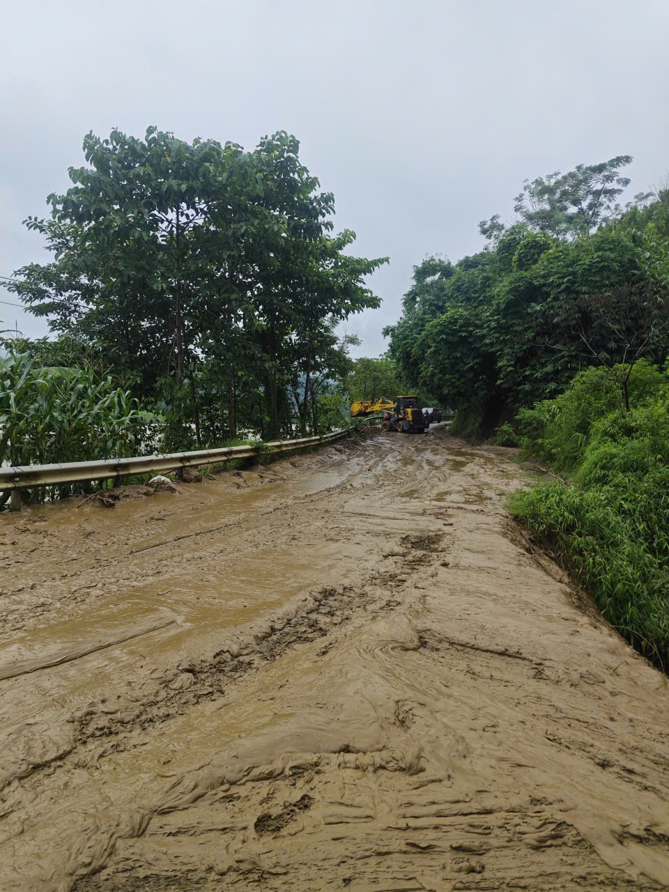 Nhiều đoạn tuyến trên TL 163 bùn đất dày vài chục cm sau nước rút